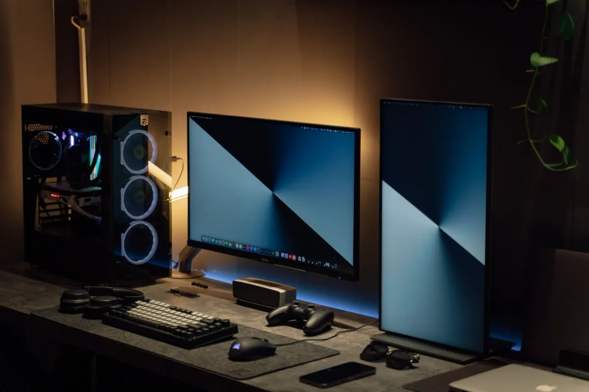 Multi-monitor desk setup for a calmer, more focused browsing session